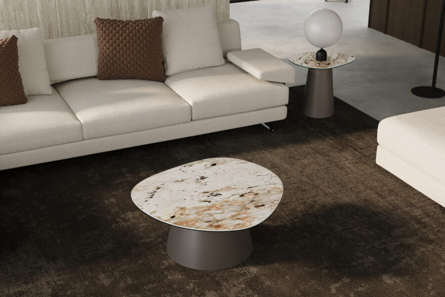 Komplet nowoczesnych stolików kawowych o organicznym, nieregularnym blacie w dekorze kamienia (beżowo-szary wzór z żyłkowaniem), z masywną, stożkową metalową podstawą w kolorze brązu, w eleganckim stylu premium.