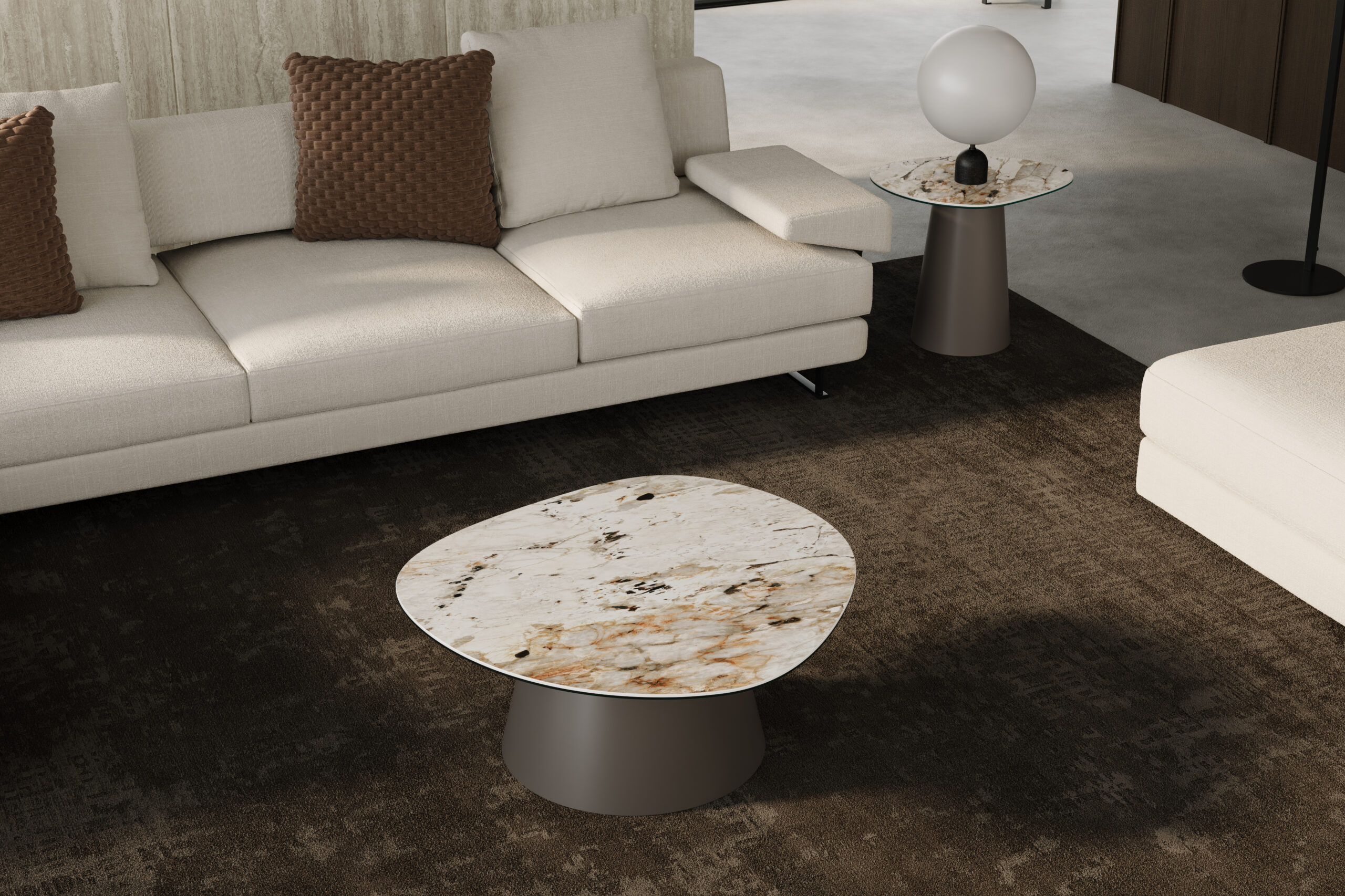 Stolik kawowy MADRE – o organicznym nieregularnym kształcie blatu. Blat ceramiczny. Podstawa w kształcie stożka