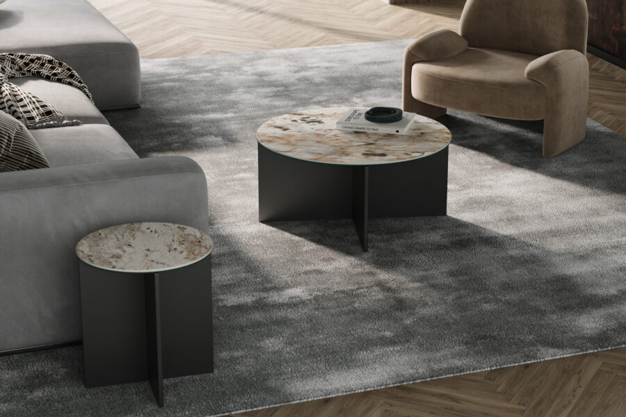 Zestaw stolików kawowych z beżowym ciepłym blatem ceramicznym oraz stalową podstawą na bazie krzyżaka