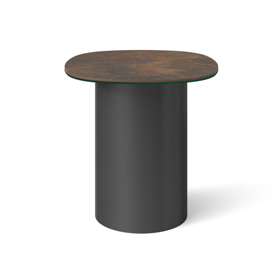 Stolik pomocniczy Siena o zaoblonym kształcie z blatem Ossido Bruno na czarnej, cylindrycznej nodze.